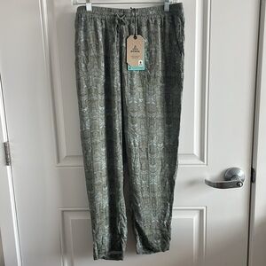 NWT PrAna Women’s Hele Mai Pant Cargo Green Akoa Casual Pants - Size Medium